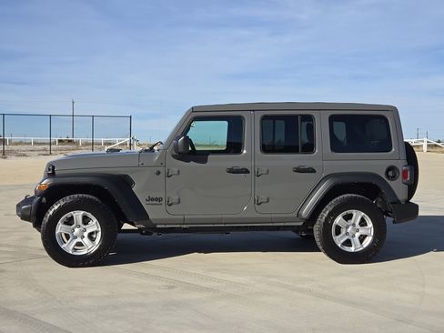 Used 2022 Jeep Wrangler Unlimited Sport w/ Sun And Sound Package image 5