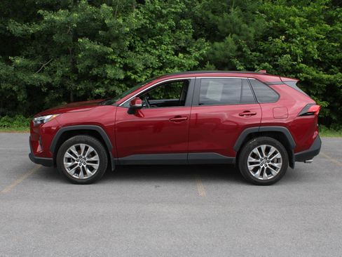 Used 2023 Toyota RAV4 XLE Premium AWD/4WD image 5