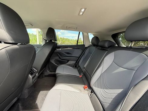 Used 2025 Volkswagen Tiguan SE FWD image 16