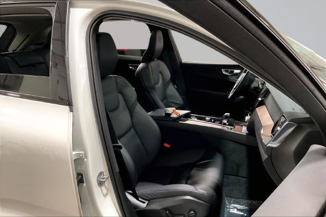 Certified 2024 Volvo XC60 B5 Plus w/ Protection Package Premier AWD/4WD image 10