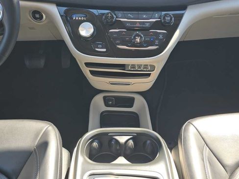 Used 2023 Chrysler Pacifica Touring-L FWD image 13