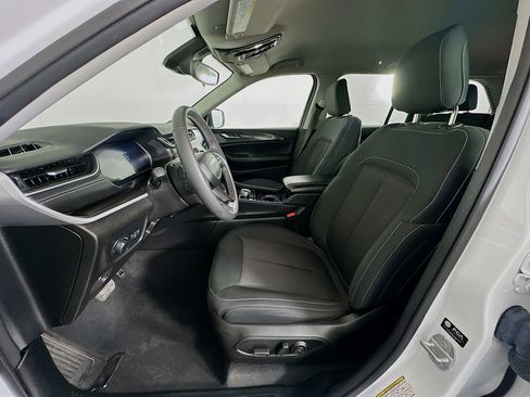 Used 2023 Jeep Grand Cherokee Laredo image 13