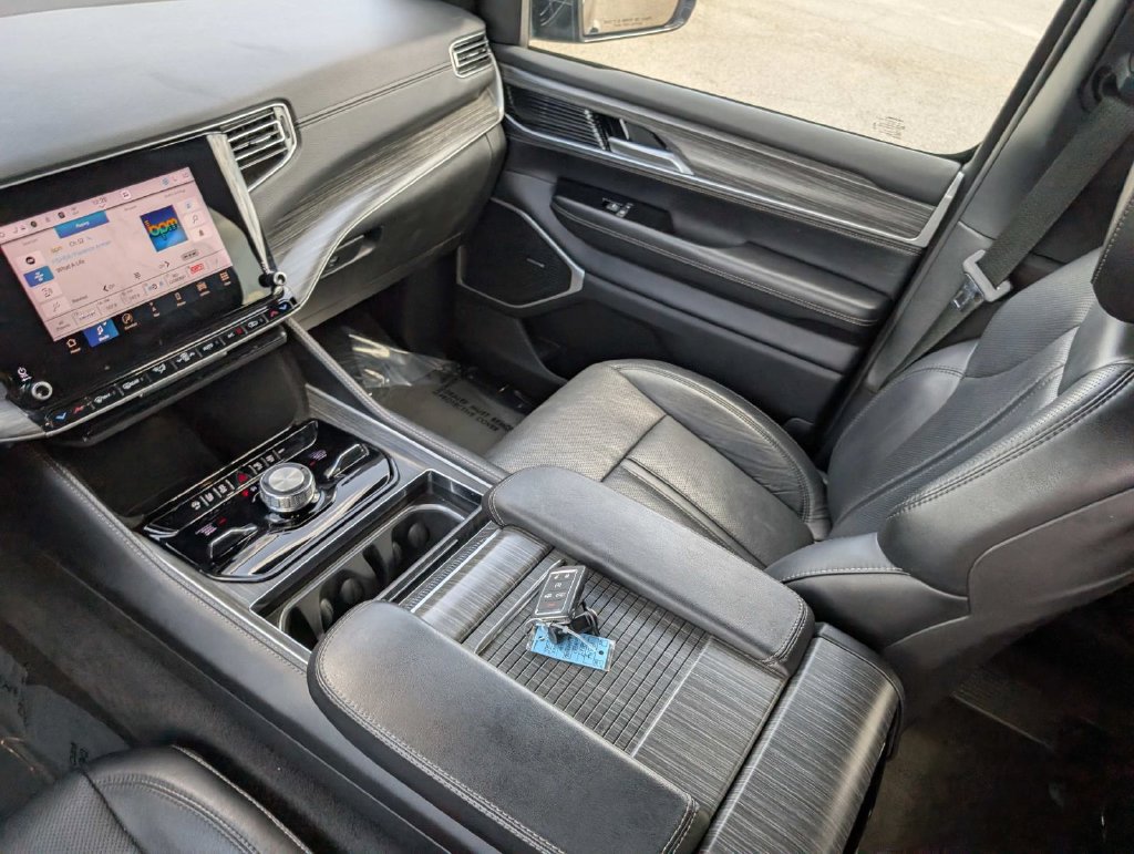 Used 2024 Jeep Wagoneer L Series III w/ Flexible Seating Group AWD/4WD image 21