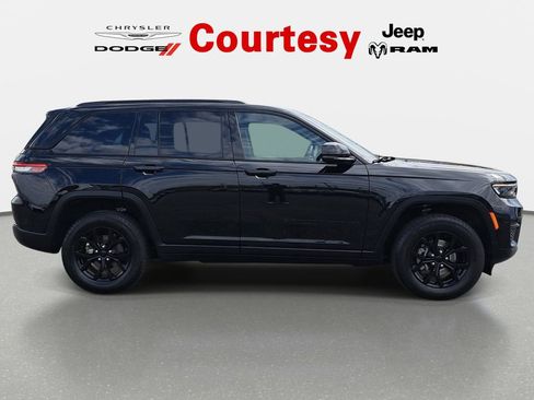 Certified 2024 Jeep Grand Cherokee Altitude AWD/4WD image 10