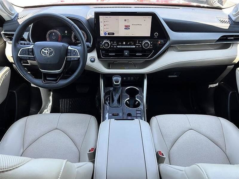 Used 2025 Toyota Highlander Limited FWD image 20