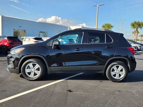 Used 2021 Chevrolet Trax LT w/ LT Convenience Package image 2
