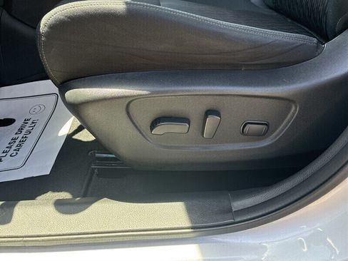 Used 2018 Nissan Rogue SV AWD/4WD image 12