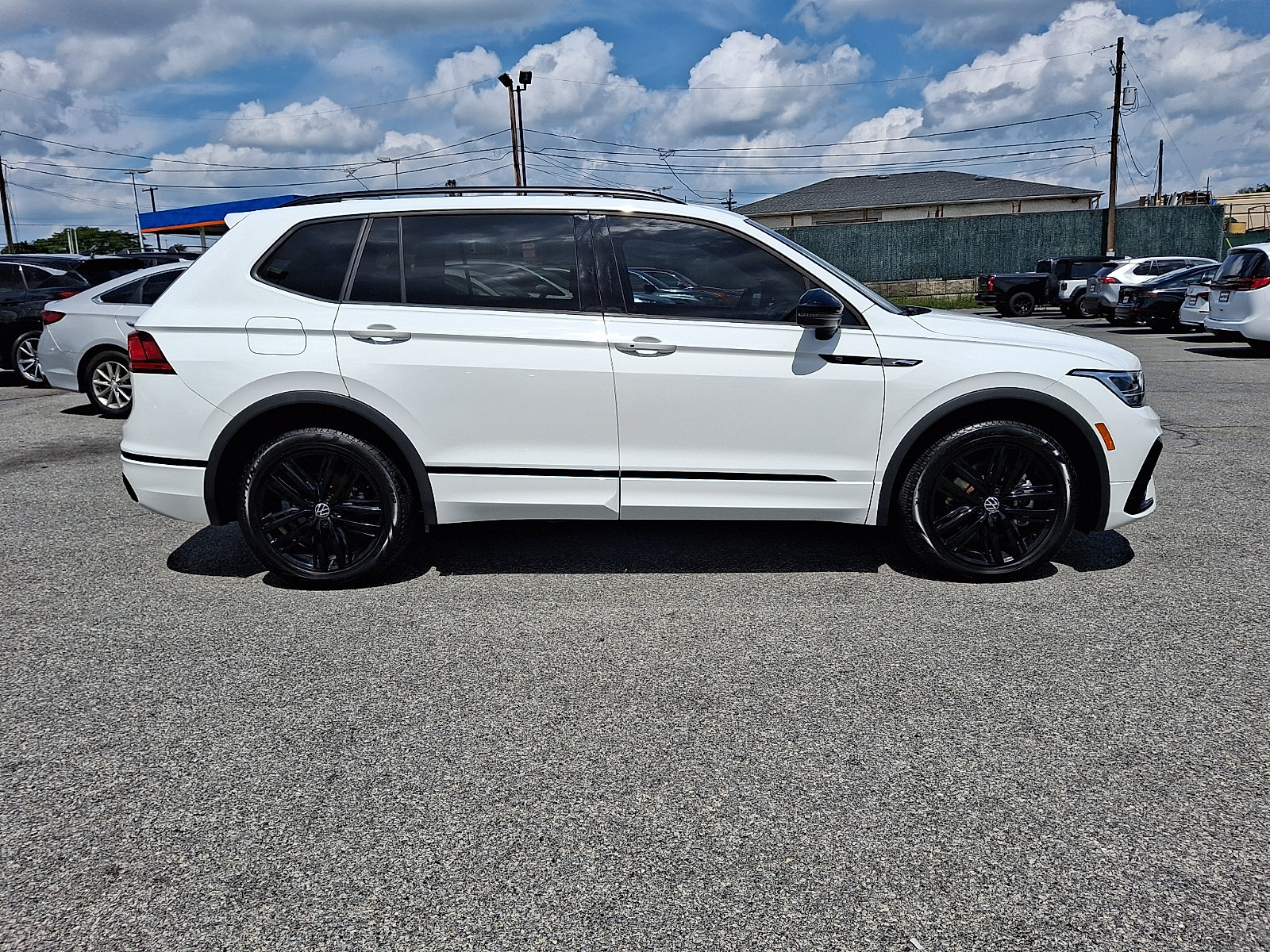 Used 2022 Volkswagen Tiguan SE R-Line AWD/4WD image 7