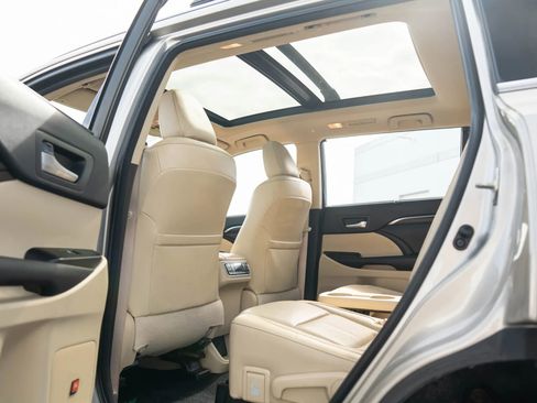 Used 2014 Toyota Highlander Limited image 24