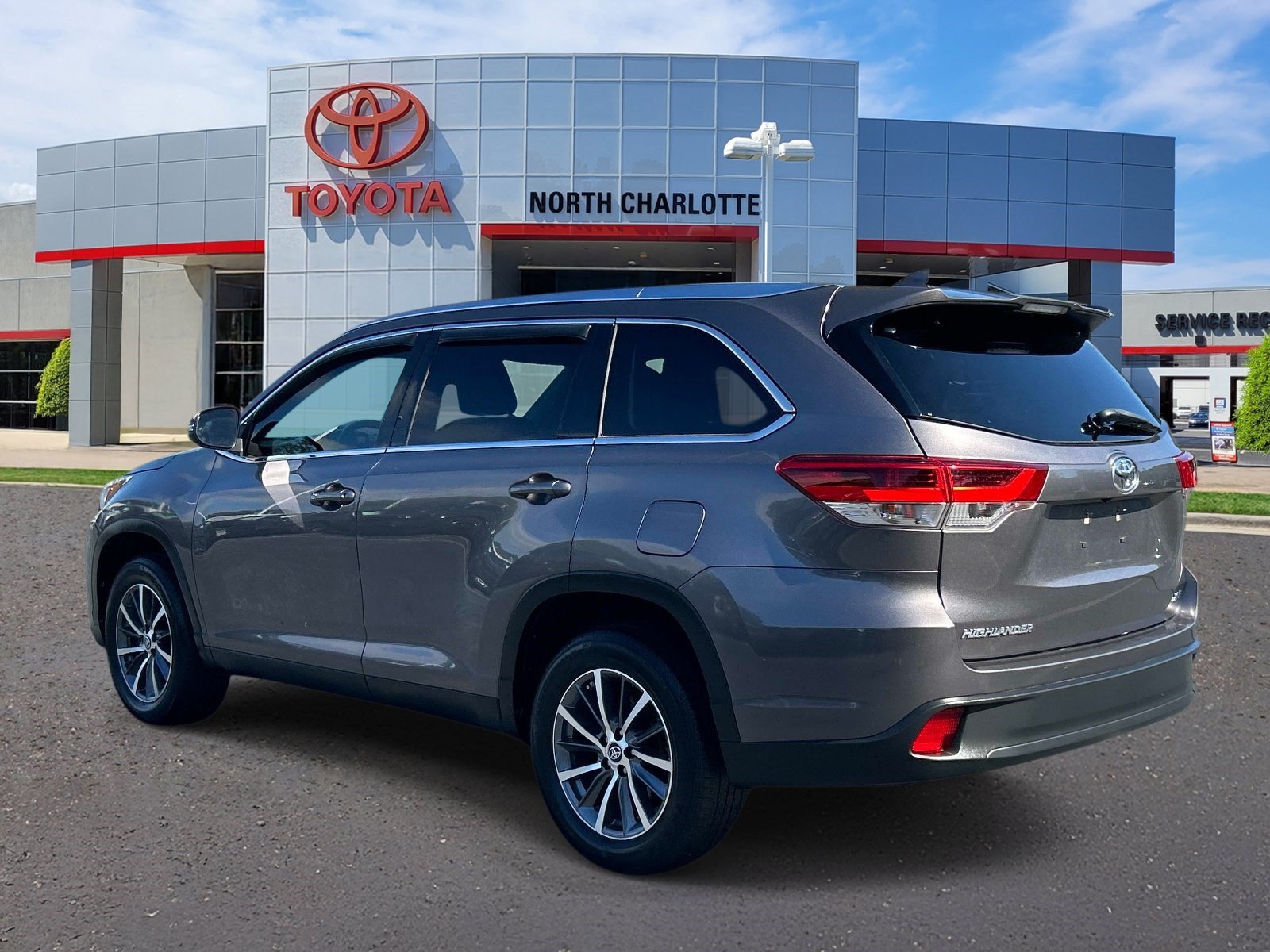Used 2019 Toyota Highlander XLE FWD image 4