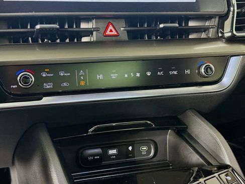 Used 2025 Kia Sportage EX w/ EX Premium Package image 16