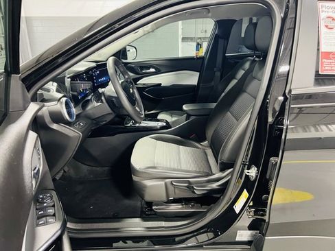 Used 2025 Chevrolet Trax LT image 21