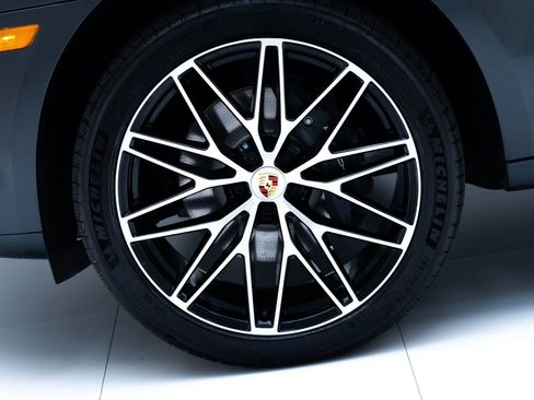 Certified 2025 Porsche Macan AWD/4WD image 12