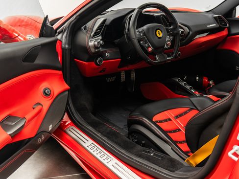Used 2018 Ferrari 488 GTB RWD image 23