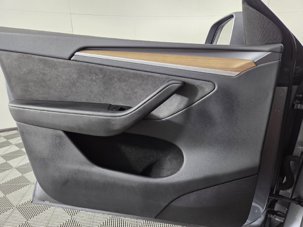 Used 2025 Tesla Model Y Long Range AWD/4WD image 20