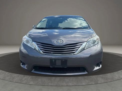 Used 2015 Toyota Sienna LE image 2