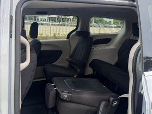 Used 2023 Chrysler Voyager LX FWD image 17