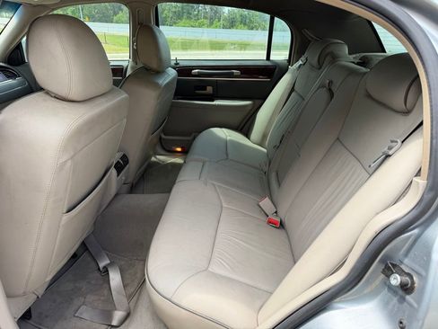 Used 2006 Lincoln Town Car Designer Series RWD image 13