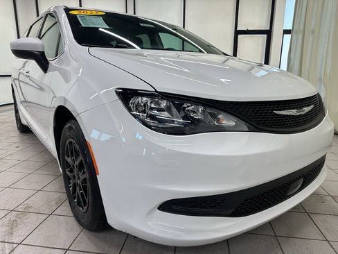 Used 2022 Chrysler Voyager LX image 2