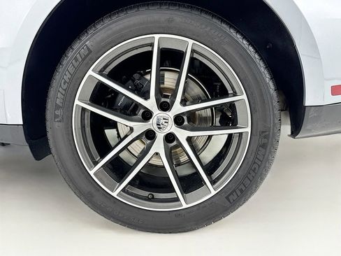 Certified 2025 Porsche Macan AWD/4WD image 35