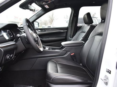 New 2025 Jeep Grand Cherokee Limited w/ Black Appearance Package image 10