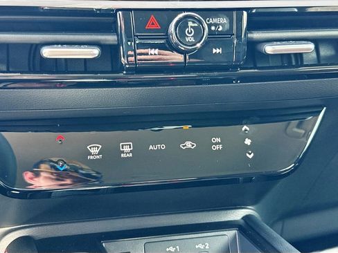 Used 2025 Nissan Kicks SR image 13