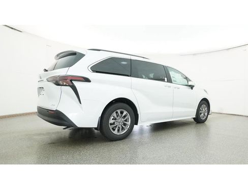 New 2026 Toyota Sienna XLE image 25