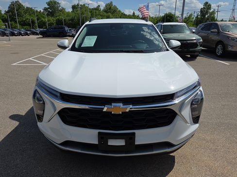 Used 2025 Chevrolet Trax LT w/ LT Convenience Package FWD image 8