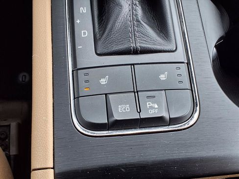 Used 2016 Kia Sedona LX w/ Option Group 020 FWD image 10