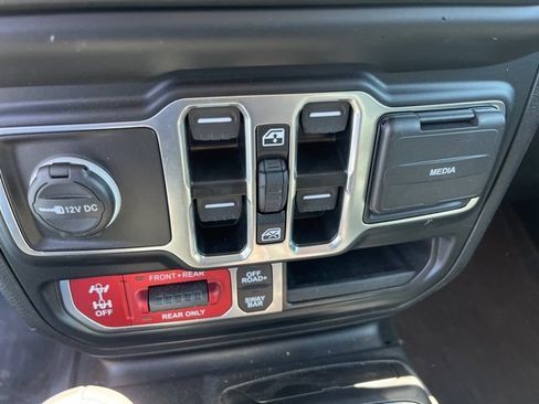 Used 2023 Jeep Gladiator Rubicon w/ Cold Weather Group image 21