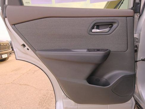 Used 2023 Nissan Rogue SV image 28