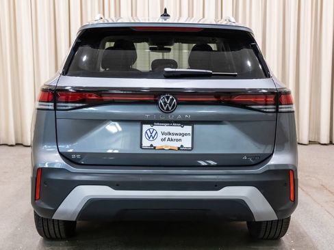 Used 2025 Volkswagen Tiguan SE w/ Panoramic Sunroof Package AWD/4WD image 4
