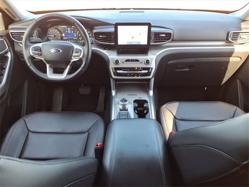 Used 2022 Ford Explorer XLT w/ Equipment Group 202A image 8