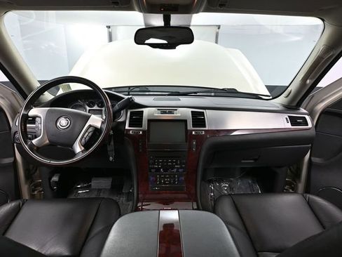 Used 2011 Cadillac Escalade Luxury image 25