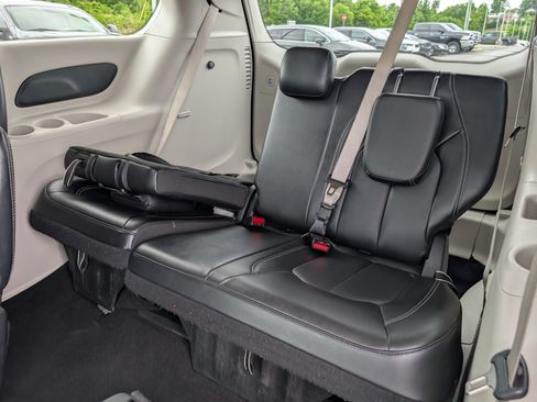 Used 2024 Chrysler Pacifica Touring-L FWD image 15