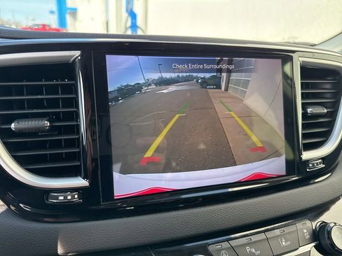 Used 2024 Chrysler Pacifica Touring-L image 17