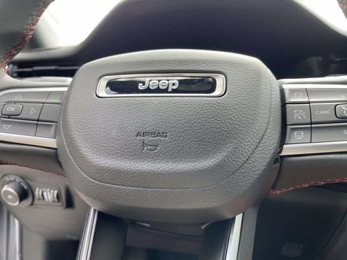 Used 2025 Jeep Compass Trailhawk AWD/4WD image 29