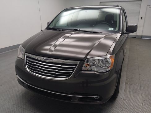 Used 2016 Chrysler Town & Country Touring FWD image 15