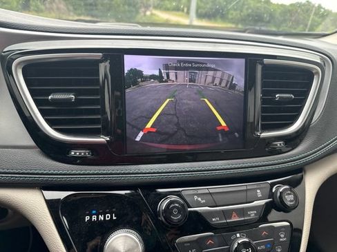 Used 2018 Chrysler Pacifica Limited FWD image 14
