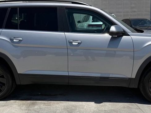 Used 2024 Volkswagen Atlas SE w/ Panoramic Sunroof Package FWD image 5