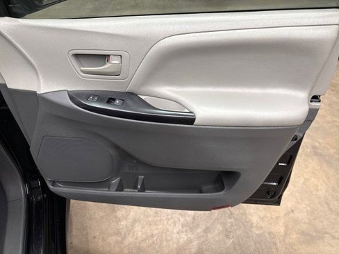 Used 2020 Toyota Sienna L image 23