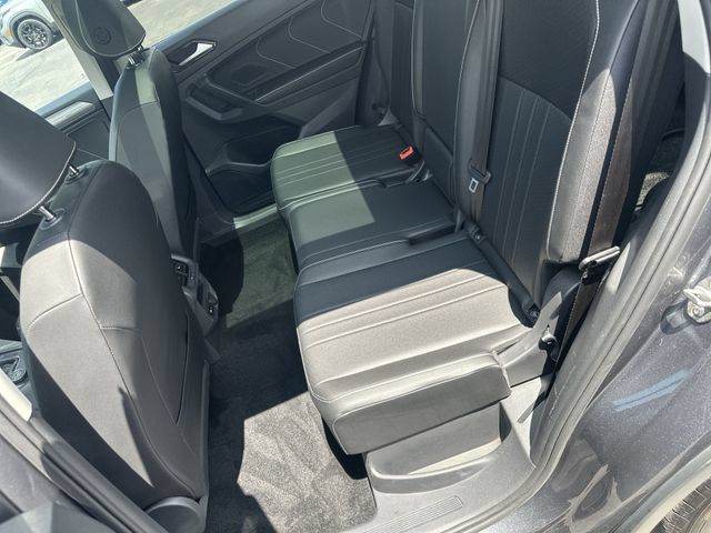 Used 2023 Volkswagen Tiguan SE w/ Panoramic Sunroof Package AWD/4WD image 26