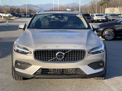 Used 2025 Volvo V60 B5 Cross Country Plus image 23