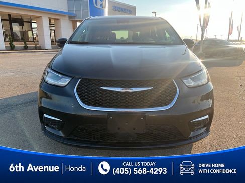 Used 2023 Chrysler Pacifica Touring-L FWD image 2