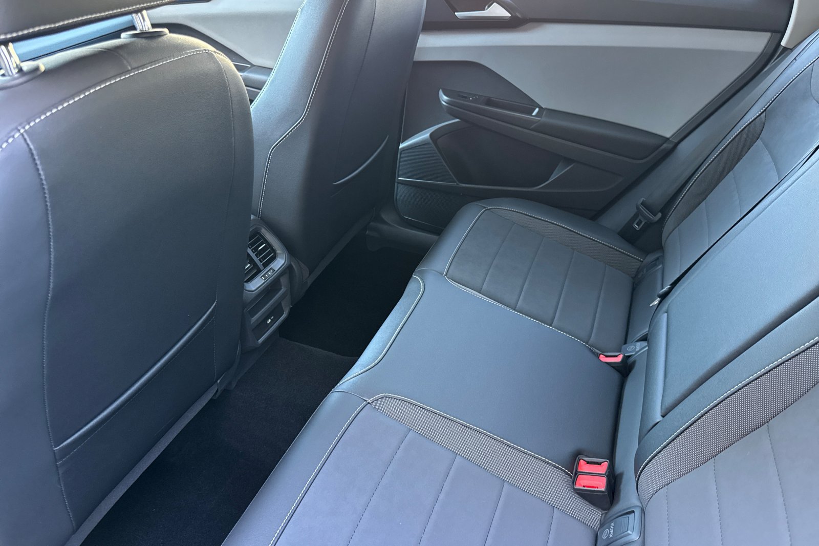 Used 2023 Volkswagen Taos SE w/ Panoramic Sunroof Package FWD image 12