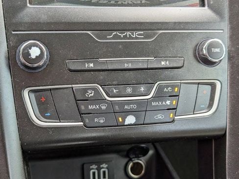 Used 2019 Ford Fusion SE w/ Equipment Group 151A image 17