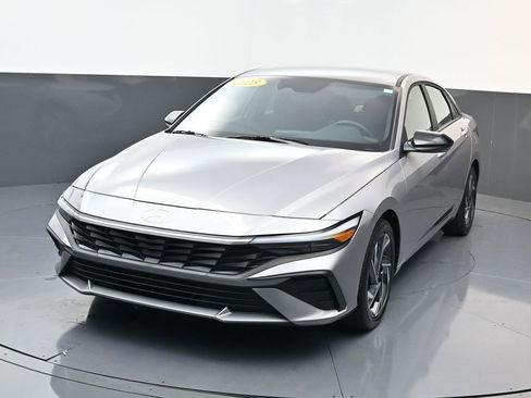 Used 2025 Hyundai Elantra SEL FWD image 8