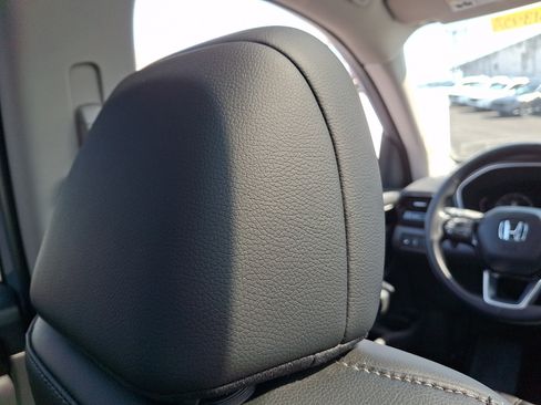 Used 2023 Honda Pilot Touring image 9