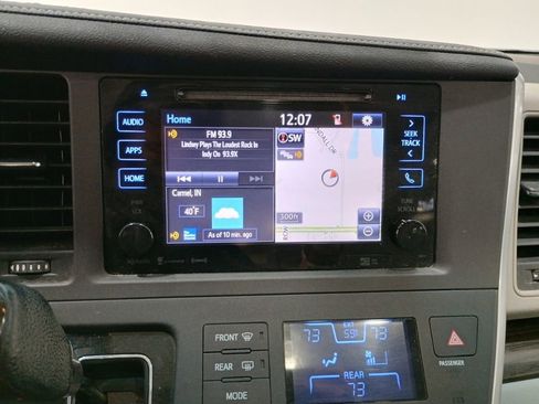 Used 2016 Toyota Sienna L image 18