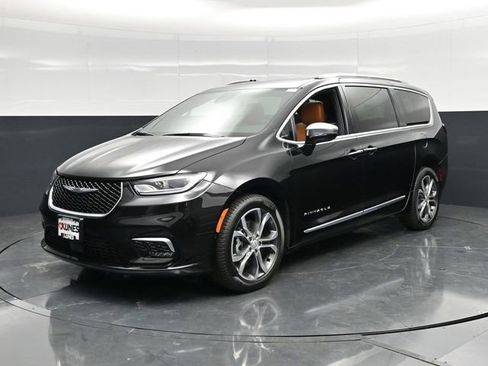 New 2026 Chrysler Pacifica Pinnacle w/ Trailer Tow Group FWD image 3